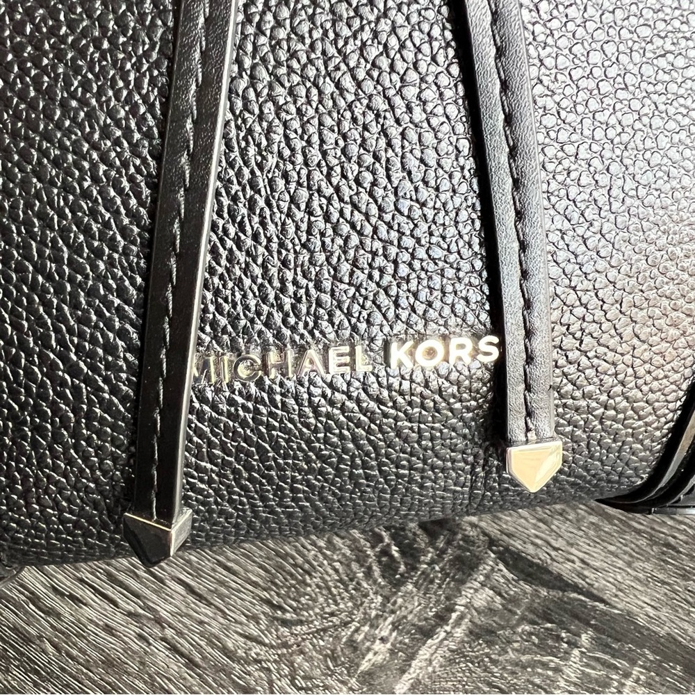 Michael Kors Mercer Gallery Medium Black Bucket Crossbody $348 - Picture 4 of 9